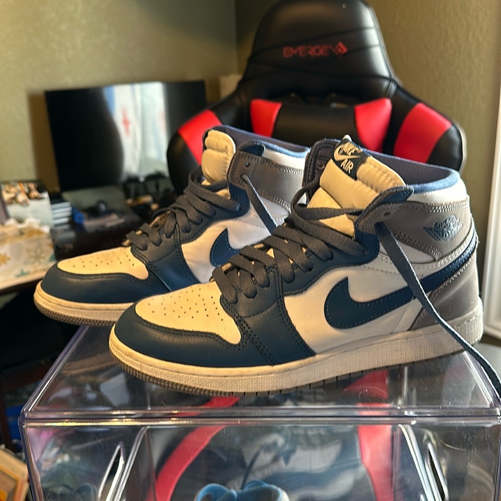 Air Jordan 1 mid blue, white and gray. Size 7Y retro